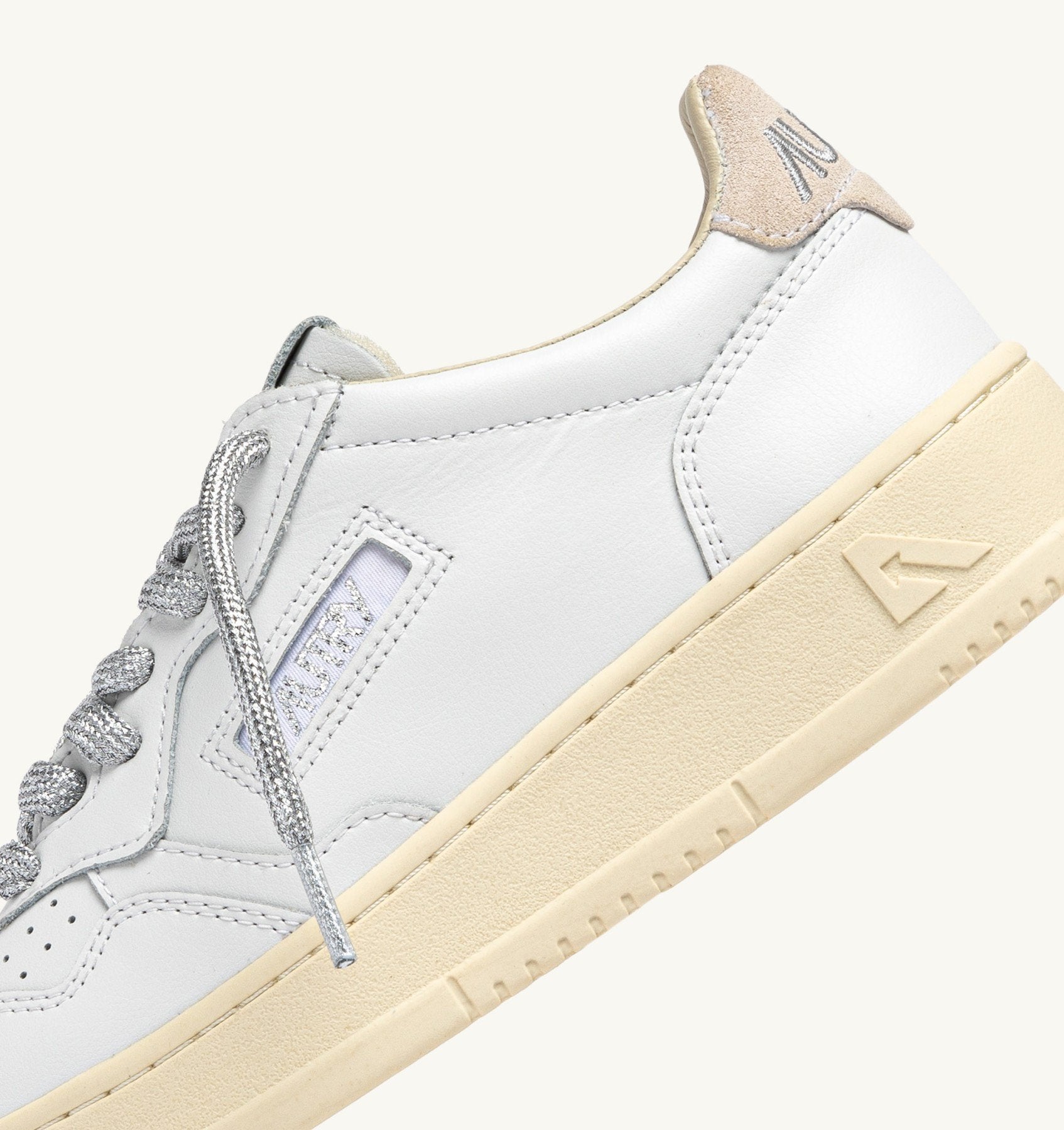 AUTRY Sneaker Donna Medalist Low Lurex-White Silver