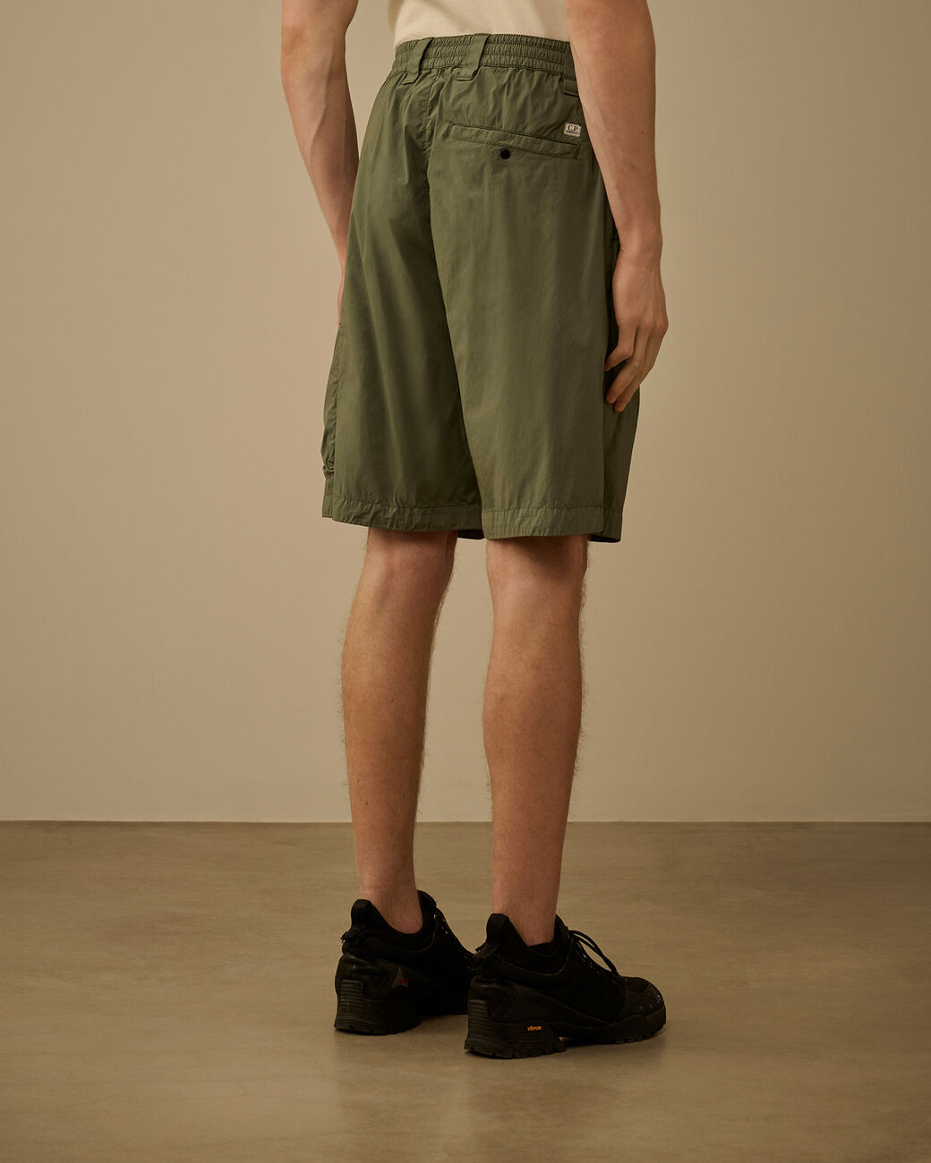 C.P. COMPANY Bermuda Uomo Cargo 50 Fili Stretch Logo Lente-Laurel Wreath Green