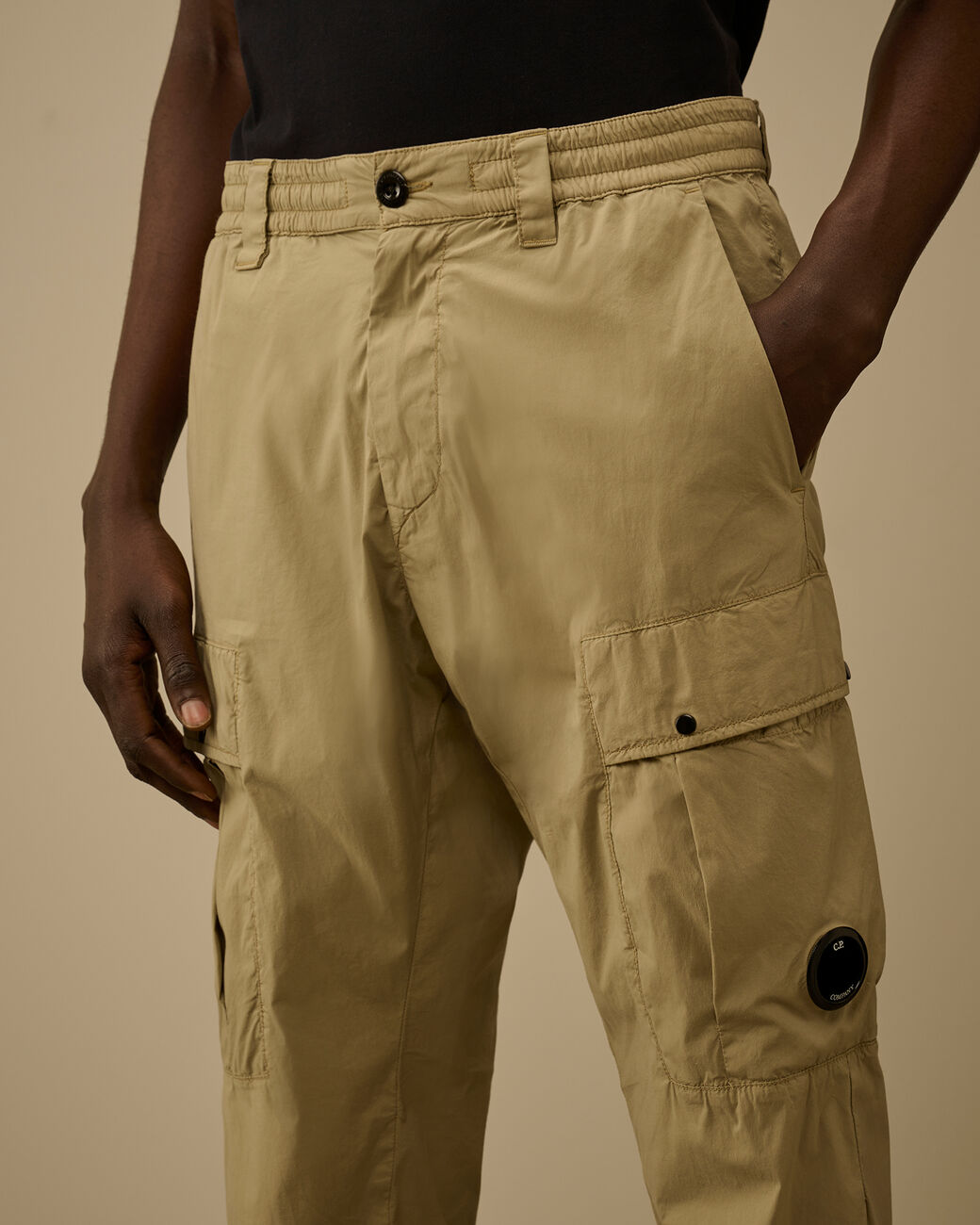 C.P. Company Pantalone Uomo Cargo 50 Fili Stretch Logo Lente-Moss Gray Green