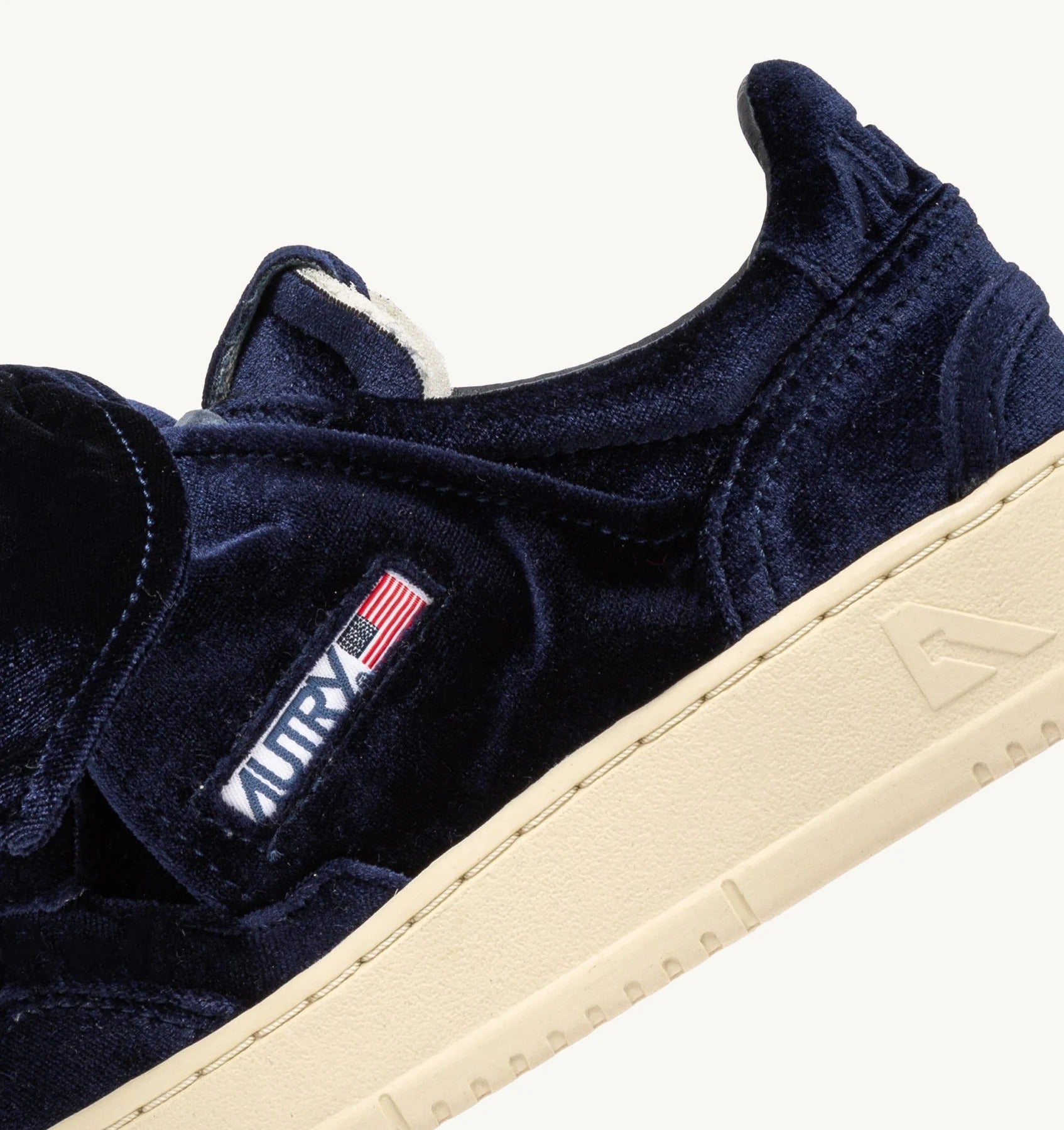 AUTRY Sneaker Donna Medalist Low Velvet Bow-Blue Space