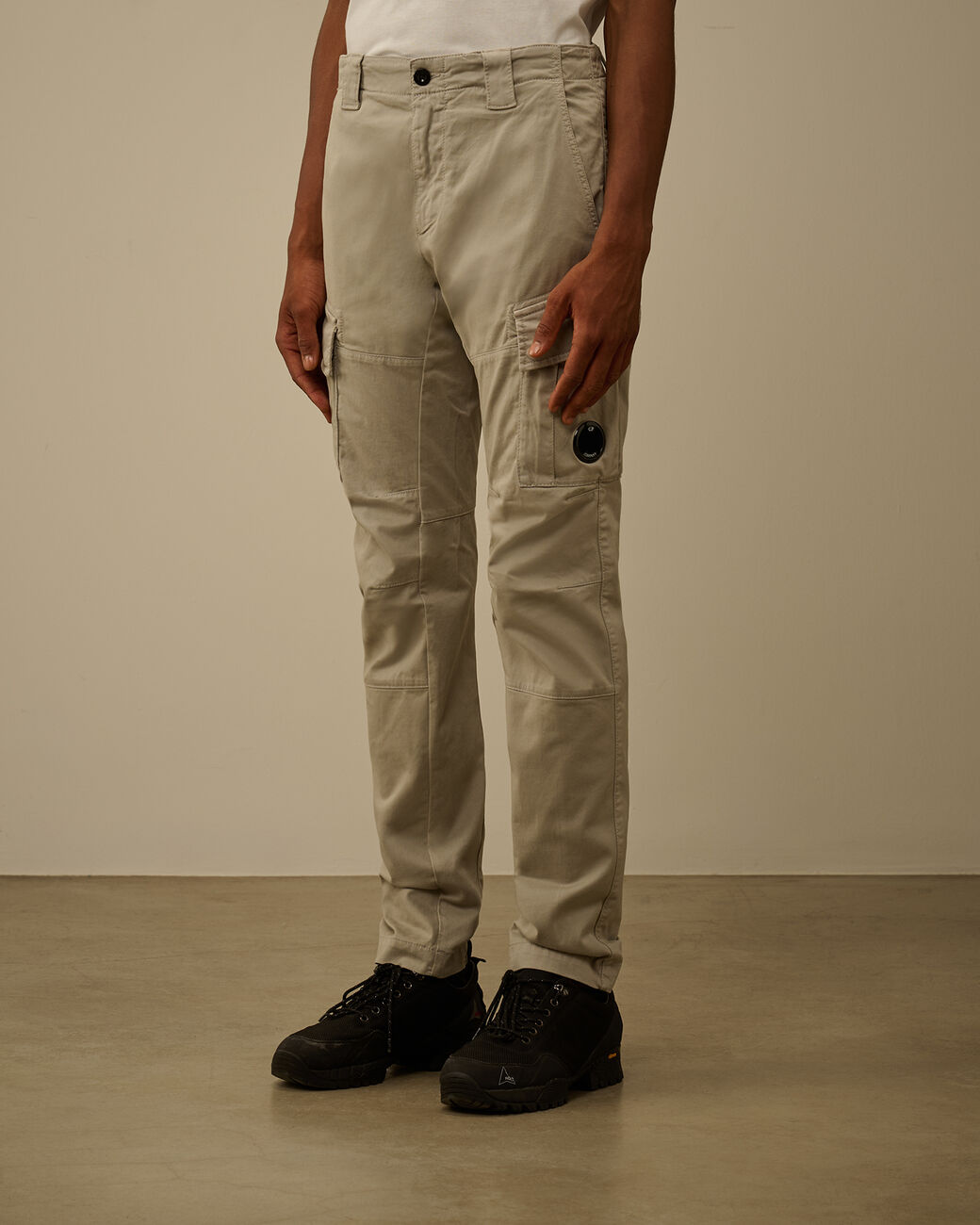 C.P. COMPANY Pantalone Cargo Uomo Stretch Sateen Ergonomic Lens-London Fog Grey
