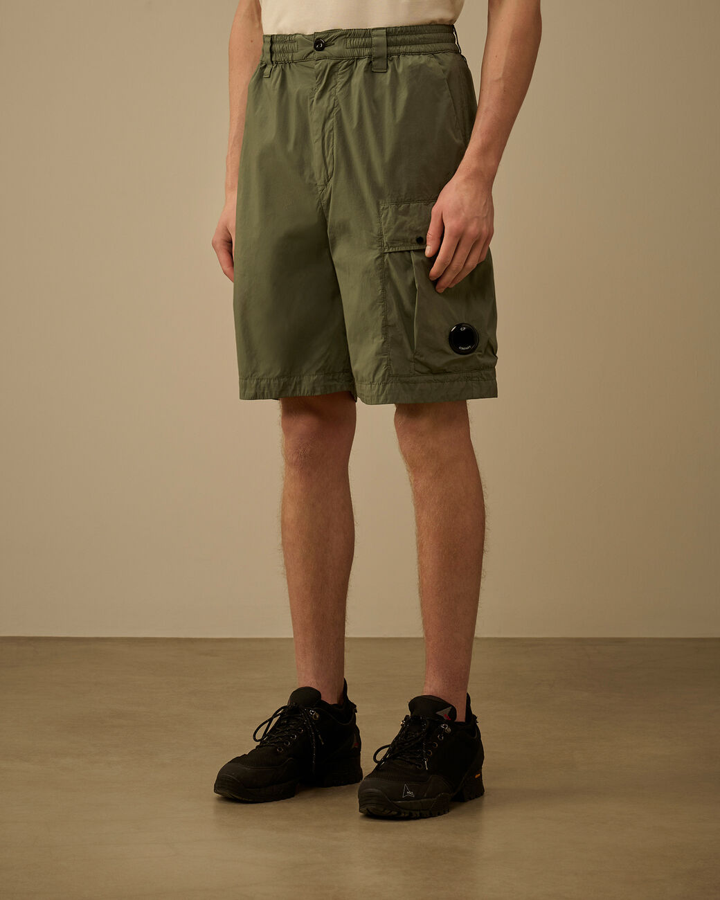 C.P. COMPANY Bermuda Uomo Cargo 50 Fili Stretch Logo Lente-Laurel Wreath Green