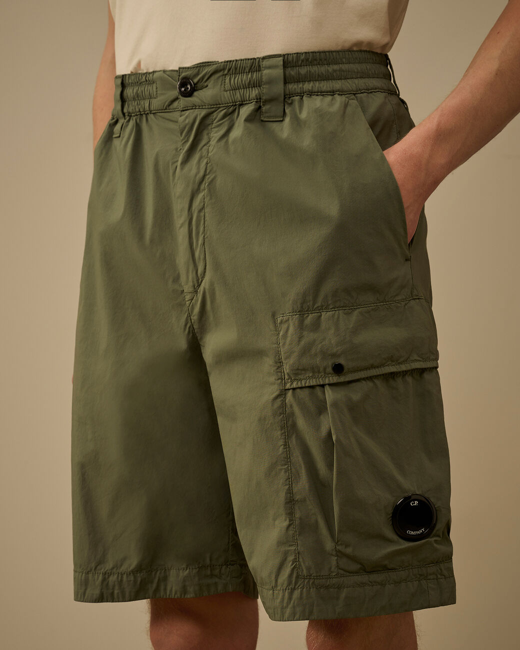C.P. COMPANY Bermuda Uomo Cargo 50 Fili Stretch Logo Lente-Laurel Wreath Green