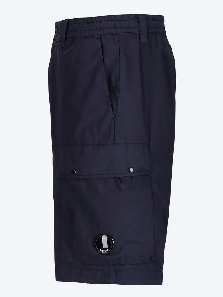 C.P. COMPANY Bermuda Uomo Cargo 50 Fili Stretch Logo Lente-Total Eclipse