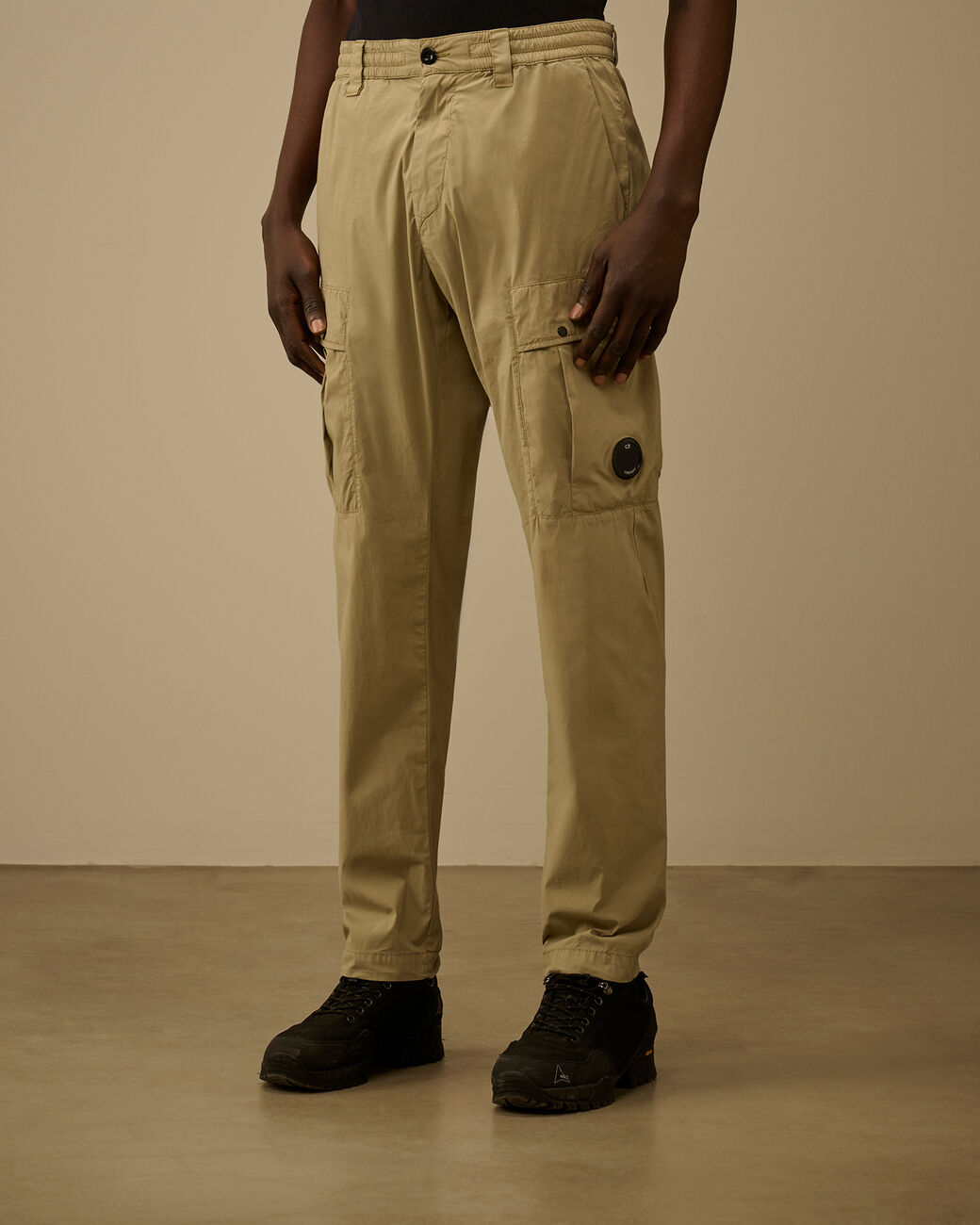 C.P. Company Pantalone Uomo Cargo 50 Fili Stretch Logo Lente-Moss Gray Green