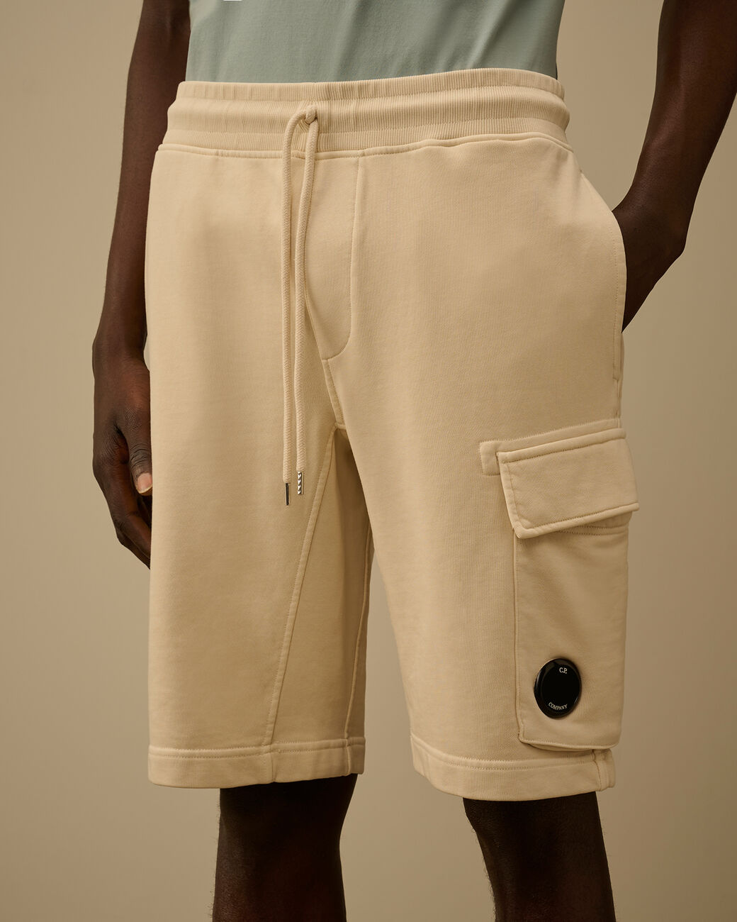 C.P. COMPANY Bermuda Uomo Cargo Cotone Diagonale Logo Lente-Frozen Dew White