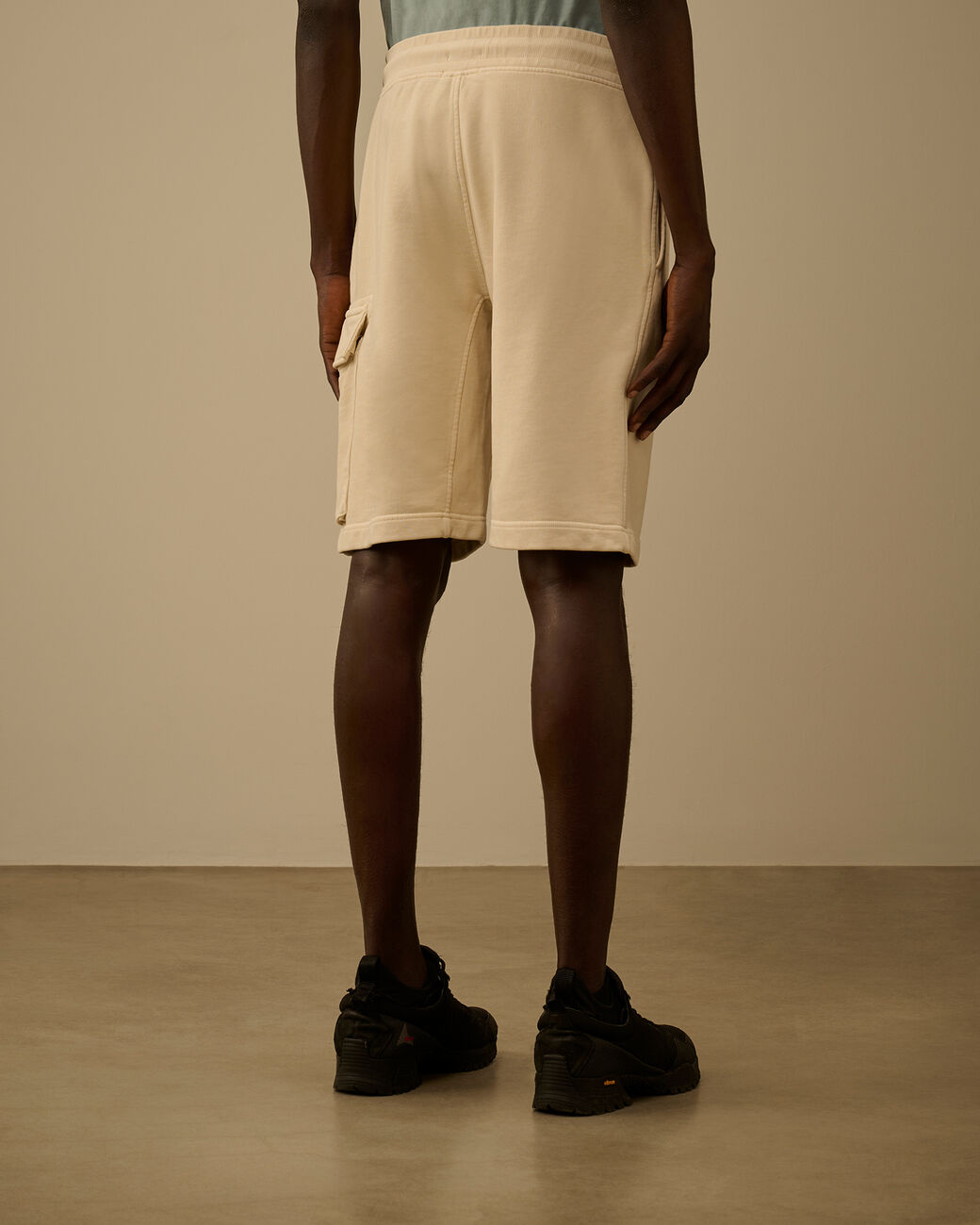 C.P. COMPANY Bermuda Uomo Cargo Cotone Diagonale Logo Lente-Frozen Dew White